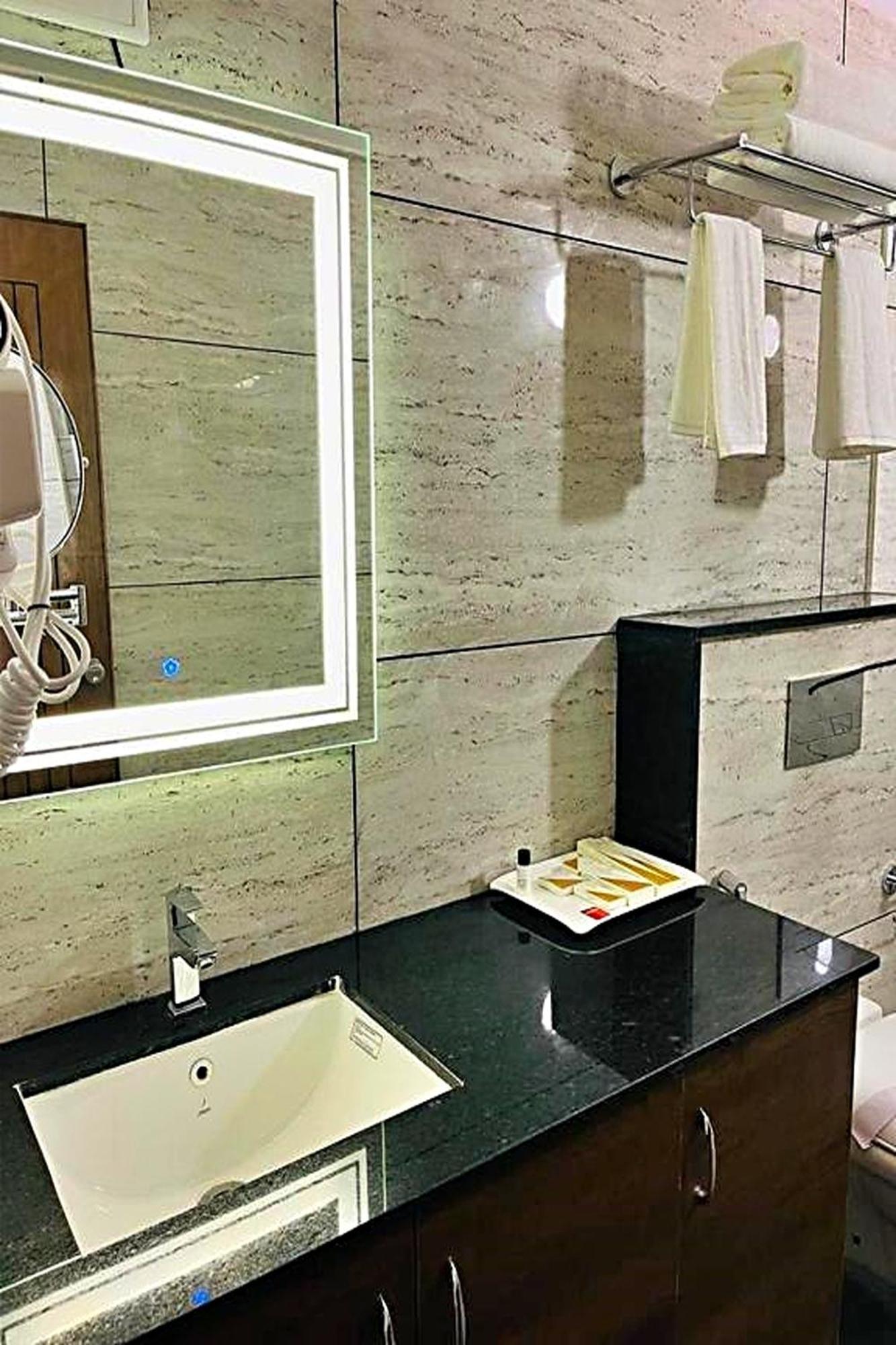 Hotel Sunlight Inn New Delhi Bagian luar foto